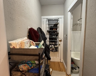 713 W Barry Avenue - Photo Thumbnail 3