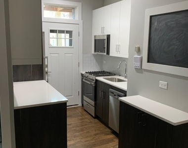 709 W Barry Avenue - Photo Thumbnail 1