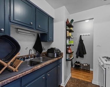 541 W Oakdale Avenue - Photo Thumbnail 2