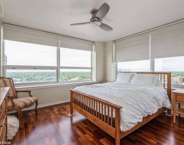 807 Davis Street - Photo Thumbnail 6