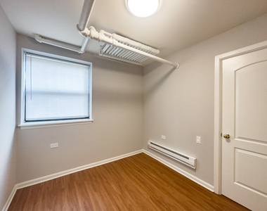 5748 N Winthrop Avenue - Photo Thumbnail 12