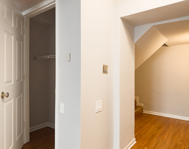 5748 N Winthrop Avenue - Photo Thumbnail 4