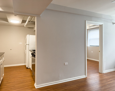 5748 N Winthrop Avenue - Photo Thumbnail 5