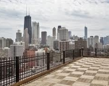 1460 N Sandburg Terrace - Photo Thumbnail 4