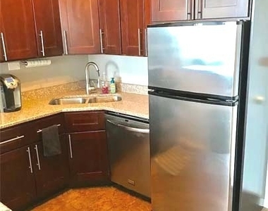1460 N Sandburg Terrace - Photo Thumbnail 6