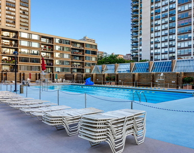 1460 N Sandburg Terrace - Photo Thumbnail 2
