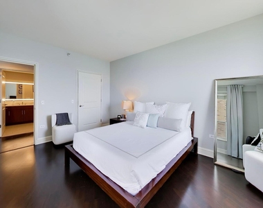 850 N Lake Shore Drive - Photo Thumbnail 13