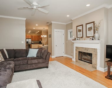 3836 N Janssen Avenue - Photo Thumbnail 2