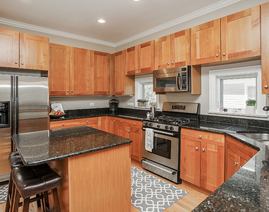 3836 N Janssen Avenue - Photo Thumbnail 4