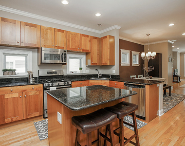 3836 N Janssen Avenue - Photo Thumbnail 3