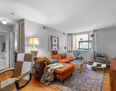 541 W Oakdale Avenue - Photo Thumbnail 4