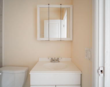 541 W Oakdale Avenue - Photo Thumbnail 16
