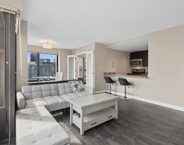 30 E Huron Street - Photo Thumbnail 3