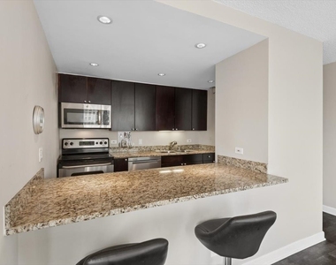 30 E Huron Street - Photo Thumbnail 9