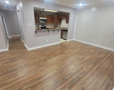 803 Garden Circle - Photo Thumbnail 4