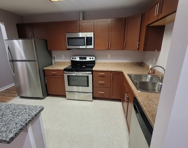 803 Garden Circle - Photo Thumbnail 2