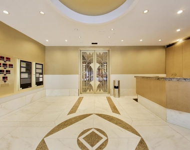 111 E Chestnut Street - Photo Thumbnail 4