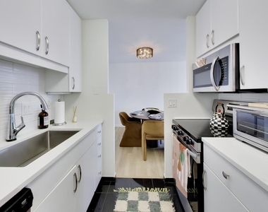 111 E Chestnut Street - Photo Thumbnail 14