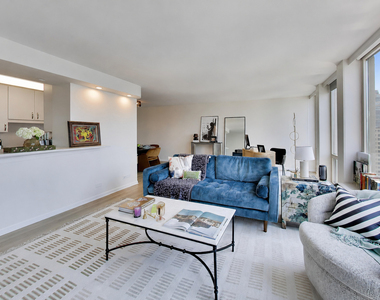 111 E Chestnut Street - Photo Thumbnail 22