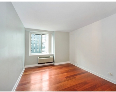 211 E Ohio Street - Photo Thumbnail 10