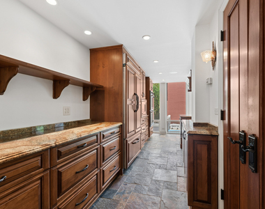 200 E Delaware Place - Photo Thumbnail 4