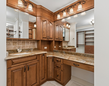200 E Delaware Place - Photo Thumbnail 32