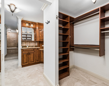 200 E Delaware Place - Photo Thumbnail 31
