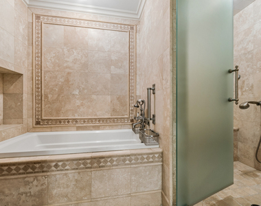 200 E Delaware Place - Photo Thumbnail 34