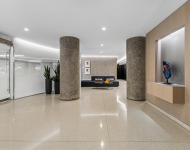 200 E Delaware Place - Photo Thumbnail 2