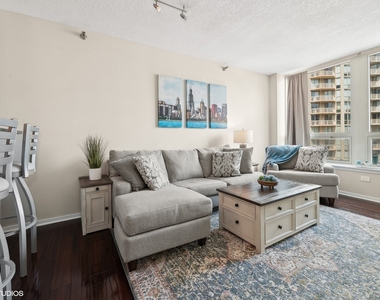 600 N Kingsbury Street - Photo Thumbnail 5