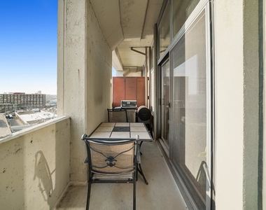 900 N Kingsbury Street - Photo Thumbnail 4