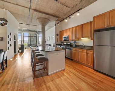 900 N Kingsbury Street - Photo Thumbnail 7