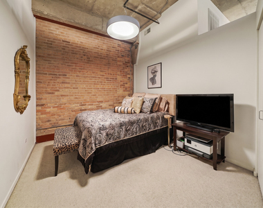 900 N Kingsbury Street - Photo Thumbnail 11