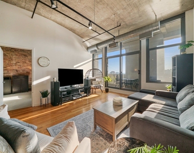 900 N Kingsbury Street - Photo Thumbnail 1
