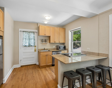 2018 W Greenleaf Avenue - Photo Thumbnail 7
