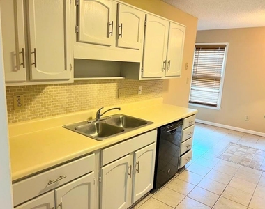 8067 Creekstone Way - Photo Thumbnail 4