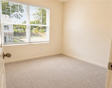 2095 Emerson Dr - Photo Thumbnail 8