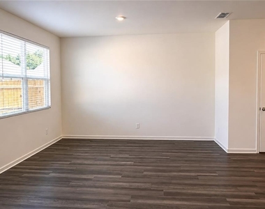 2095 Emerson Dr - Photo Thumbnail 4