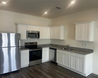 2095 Emerson Dr - Photo Thumbnail 1