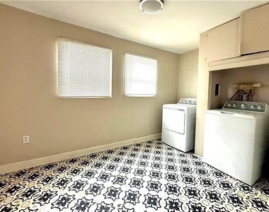 1449 Lynford Drive Sw - Photo Thumbnail 7