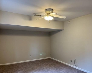 818 Greenhedge Drive - Photo Thumbnail 6