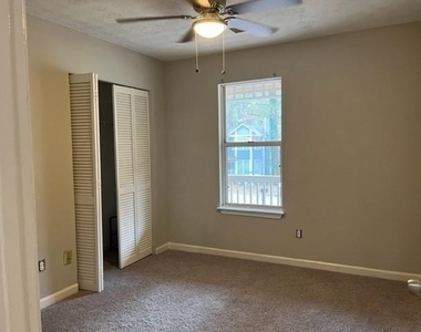 818 Greenhedge Drive - Photo Thumbnail 2