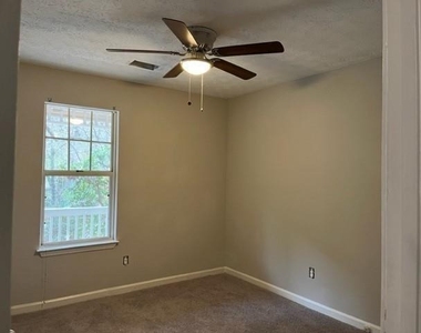 818 Greenhedge Drive - Photo Thumbnail 3