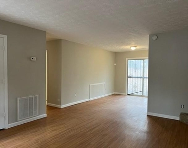 818 Greenhedge Drive - Photo Thumbnail 8