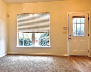 895 Redwood Drive - Photo Thumbnail 2