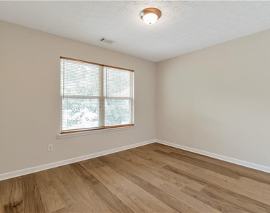 3168 Meadow Point Drive - Photo Thumbnail 9