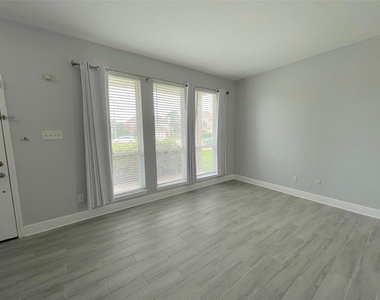 8919 Diamond Lake Lane - Photo Thumbnail 6
