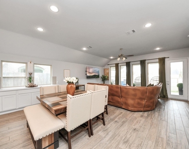 1711 Rustling Creek Drive - Photo Thumbnail 12