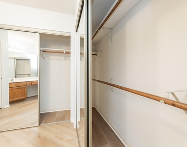 6818 Brockington Drive - Photo Thumbnail 24