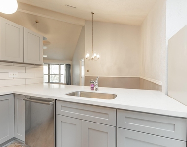 6818 Brockington Drive - Photo Thumbnail 12